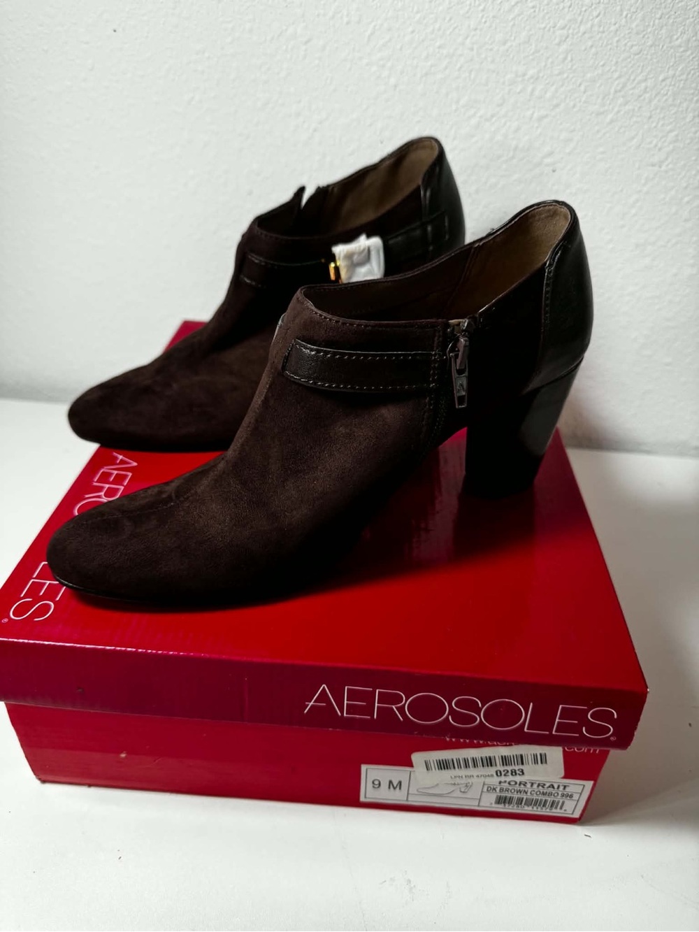 New in box Aerosoles Women's Brown Suede Ankle Boots Size 9M, ankle booties